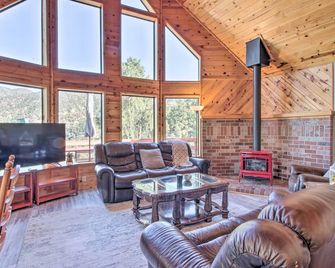 Idyllic Frazier Park Cabin Views, Pool Table - Frazier Park - Living room