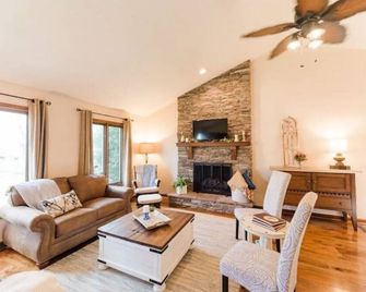 Oak Grove Retreat-hot tub/family and pet friendly - Forest - Sala de estar