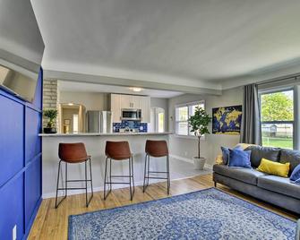 Mpls Duplex w/ WiFi & Kitchen: 5 Mi to Dtwn! - Minneapolis - Living room