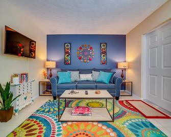 #2 ️ Strong Wifi & Good Kitchen - Fort Lauderdale - Living room
