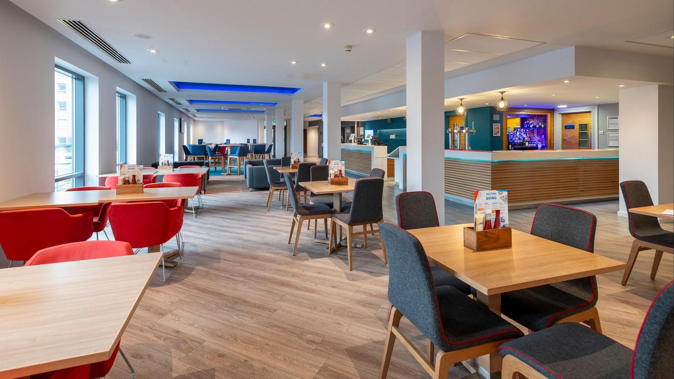 هوليداي إن إكسبرس ستيفيندج، آن آي آيتش جي هوتل