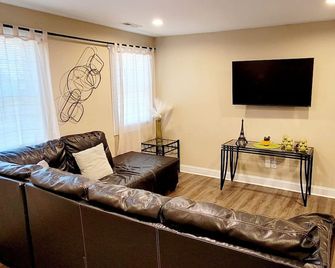 Cozy 3br/2ba Home Near Downtown Monroe & Waxhaw With Fire Pit + Patio - Monroe - Obývací pokoj