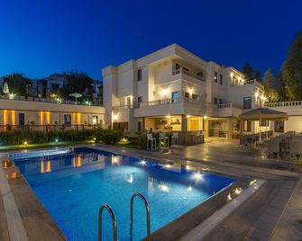 Laden Hotel Bodrum - Bodrum - Uima-allas