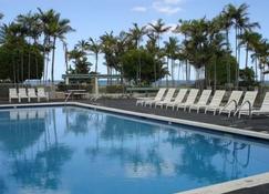 Oceanfront Makaha Surfside Condo - Coved White-Sand Beach with gated-access - Mākaha - Zwembad