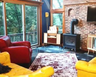 Red Bend cabin overlooking the river with hot tub. - Bellville - Sala de estar