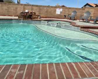 Working Traveler or on Vacation. Family size home. - Lancaster - Pool