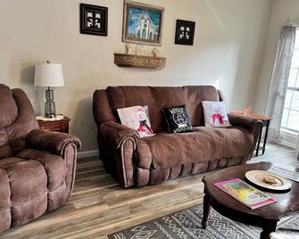 Spacious 3 Bedroom Home 1 Acre Unlimited Fast wifi - Saint Francisville - Wohnzimmer