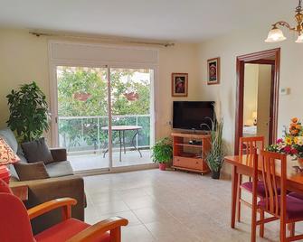 Beautiful accommodation with swimming pool 3 minutes from the beach - Calafell - Wohnzimmer