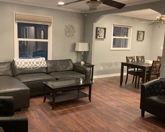 Modern Comfort in the desirable Mossy Oaks neighborhood with many upgrades! - Beaufort - Sala de estar