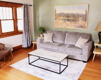 “The Frank” Townhouse in McCook - McCook - Living room