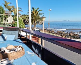Bikini Beach Holiday Home, On the Beach, Sleeps 9! - Gordon's Bay - Balkong