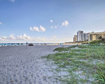 Riviera Beach Home w/ Pool - Walk to Beaches! - Riviera Beach - Beach
