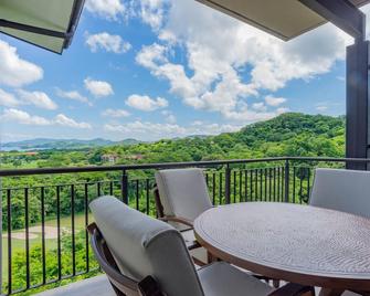 Roble Sabana 404 Luxury Apartment Adults Only - Reserva Conchal - Brasilito - Balcony