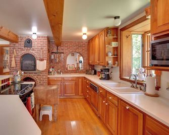 Waterfalls and Trails at 'The Mills At Green Hole' - Hillsdale - Kitchen