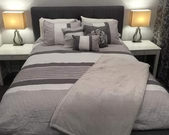 Niagara Luxury - Warm, Cozy and Clean Suite Stay - Welland - Bedroom