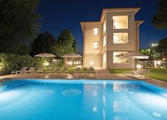 Villa Caterina Apartments by Wonderful Italy - Desenzano del Garda - Havuz