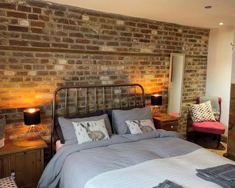 The boutique hotel feeling with far reaching sea views. - Hastings - Bedroom