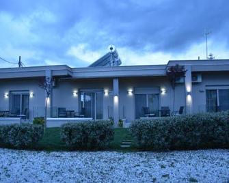 Cross Plaza - Stavros - Edificio