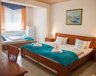 Hotel Atlantis - Ramstein-Miesenbach - Bedroom
