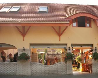 Fodor Hotel - Дьюла - Будівля