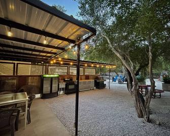 Ella's Guest Lodge, Exclusive Private Riverfront @Vacation Frio River - Concan - Patio