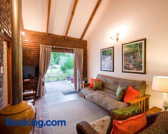 Swallows Nest Country Cottages - Stormsrivier - Wohnzimmer