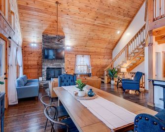 Beaver Rock Lodge - Pet friendly! Arcade table! 15min to Banner Elk! - Elk Park - Dining room