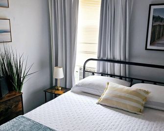 Lovely Flat Near Cleve Clinic/Cwru/Uh - Larchmere W/Porch! - Cleveland - Bedroom