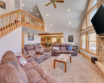 Stunning 6 bdrm Pocono Chalet, game room, Hot Tub & 2 blocks to lake and pools. - Albrightsville - Salon