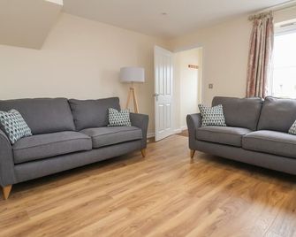 9 Bluebell Lane, Pet Friendly, With A Garden In Newport, Shropshire - Newport - Living room