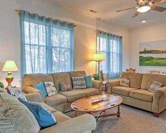 Private 2 Acre Waterfront Family Retreat with Pool & Pier - Cambridge - Living room