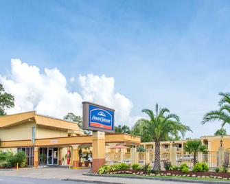 Howard Johnson by Wyndham Historic Lake Charles - Lake Charles - Building