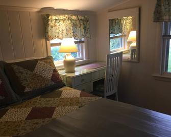 Charming One Bedroom Cottage Overlooks Broad Cove In Onset - Wareham - Bedroom