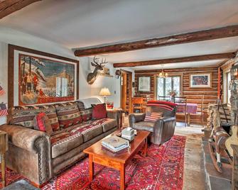 Award-Winning Log Cabin, Top 5 in New England! - Londonderry - Living room