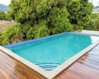 Charming Serene Penthouse with Pool & Gym New Kingston - Kingston - Alberca