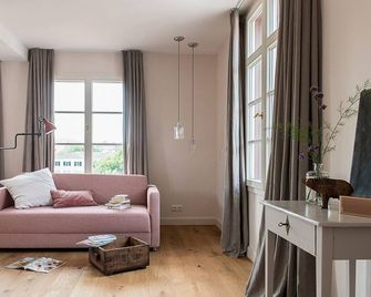 Living in the east wing of a historic 3-wing city palace - Lahr - Living room