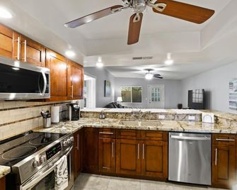 Stylish, quiet 2-bedroom in Central Phoenix GCU - Phoenix - Kitchen