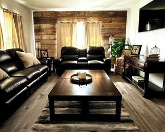 Spacious 4-bedroom house in Magnolia. Visit our mini-cow, donkeys and goats! - Magnolia