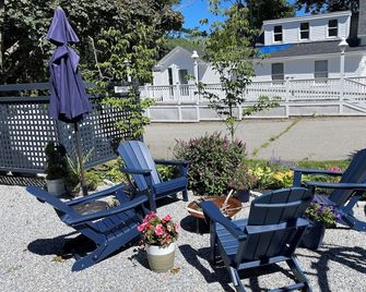 Quaint Bungalow Minutes From Downtown, Harbor, Shops - Camden - Innenhof
