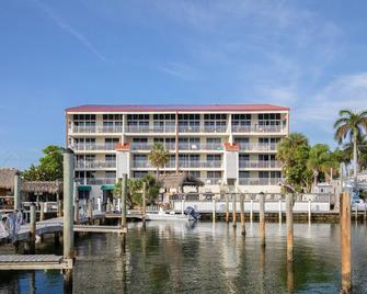 Flamingo Retreat-waterfront 2BR 2BA condo w/ pool & boat slip - Key West - Building