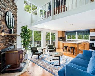 Hot Tub, Wraparound Deck, & WiFi at Chalet Cabin - Inwood - Living room
