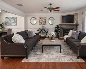 Hot tub Home near Lake Lanier & Mall of Georgia - Sugar Hill - Sala de estar
