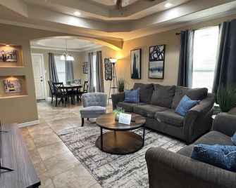 Cozy 2-bedroom 2-bath apartment in Pharr, close to Airport and Mall - Pharr - Living room