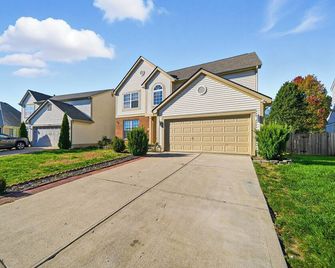 Spacious 4-Br Retreat W/ Game Room + Bbq Patio - Hilliard - Будівля