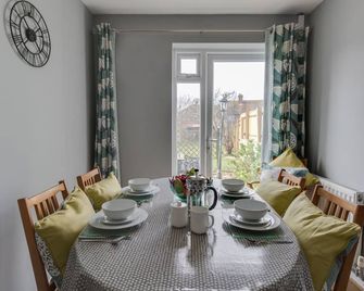 The Lookout -The House With A View - Weymouth - Dining room