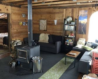 Glamper Cabin off-grid in NW Flagstaff: Best Snow in AZ, 4x4 required in winter - Flagstaff - Sala de estar