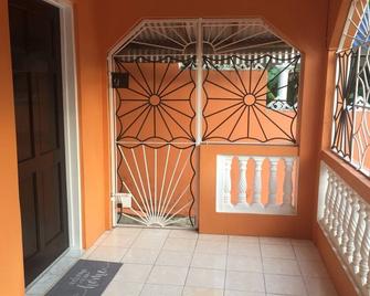 Rockery Villa is a cozy 1 Bedroom Townhouse an ideal space for a getaway. - Port Antonio - Balcony