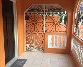 Rockery Villa is a cozy 1 Bedroom Townhouse an ideal space for a getaway. - بورت أنطونيو - شرفة