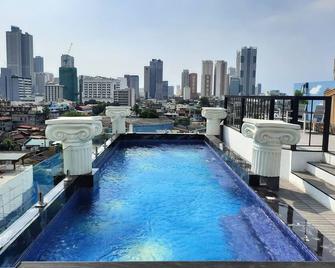 Heroes Hotel - Manila - Bể bơi