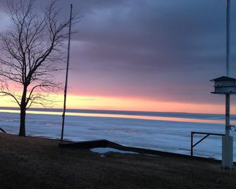 Caseville, Mi (Sand Point Area Cottage Rental) Cute, Cozy Cottage. - Pigeon - Beach